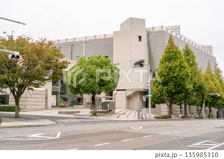 岡山県立美術館(通称:県美)郷土ゆかりの絵画、彫刻、工芸を収蔵する(岡山の美術展して公開) 岡山県立美術館(通称:県美)郷土ゆかりの絵画、彫刻、工芸を収蔵する(岡山の美術展して公開) 135985310