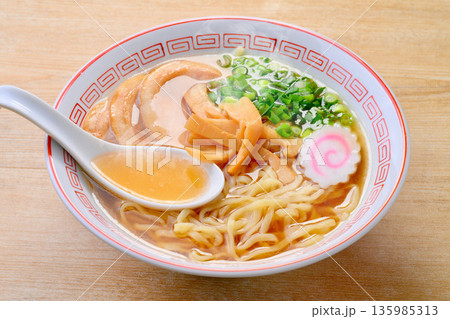 注)湯気は合成です。佐野らーめん風(市販の佐野ラーメン生麺袋)を使用。しょう油ラーメン、醤油味。 注)湯気は合成です。佐野らーめん風(市販の佐野ラーメン生麺袋)を使用。しょう油ラーメン、醤油味。 135985313