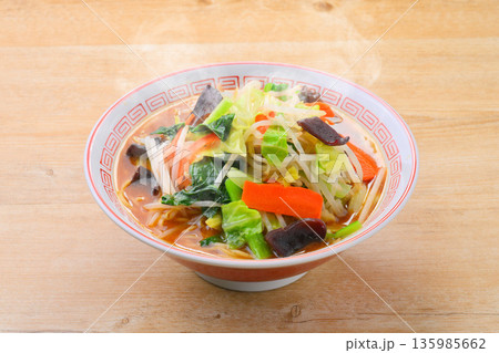 注）湯気は合成です。野菜たっぷりの味噌ラーメン。 135985662