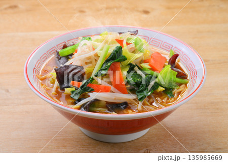 注）湯気は合成です。野菜たっぷりの味噌ラーメン。 135985669
