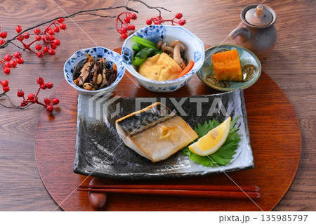 和食のお膳、一汁三菜。ご飯、お味噌汁、おかず、お惣菜、サバの塩焼き、焼き魚、梅干しご飯。 和食のお膳、一汁三菜。ご飯、お味噌汁、おかず、お惣菜、サバの塩焼き、焼き魚、梅干しご飯。 135985797