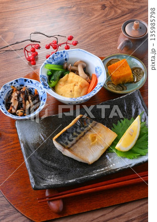和食のお膳、一汁三菜。ご飯、お味噌汁、おかず、お惣菜、サバの塩焼き、焼き魚、梅干しご飯。 和食のお膳、一汁三菜。ご飯、お味噌汁、おかず、お惣菜、サバの塩焼き、焼き魚、梅干しご飯。 135985798