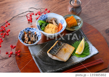 和食のお膳、一汁三菜。ご飯、お味噌汁、おかず、お惣菜、サバの塩焼き、焼き魚、梅干しご飯。 和食のお膳、一汁三菜。ご飯、お味噌汁、おかず、お惣菜、サバの塩焼き、焼き魚、梅干しご飯。 135985802