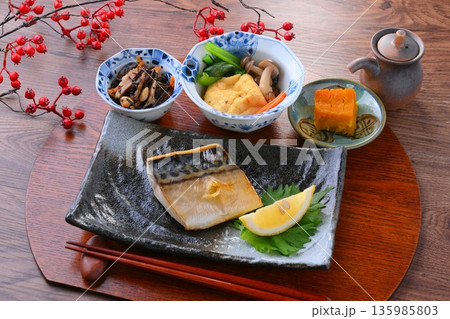 和食のお膳、一汁三菜。ご飯、お味噌汁、おかず、お惣菜、サバの塩焼き、焼き魚、梅干しご飯。 135985803