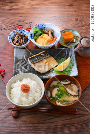和食のお膳、一汁三菜。ご飯、お味噌汁、おかず、お惣菜、サバの塩焼き、焼き魚、梅干しご飯。 和食のお膳、一汁三菜。ご飯、お味噌汁、おかず、お惣菜、サバの塩焼き、焼き魚、梅干しご飯。 135985808