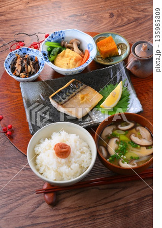 和食のお膳、一汁三菜。ご飯、お味噌汁、おかず、お惣菜、サバの塩焼き、焼き魚、梅干しご飯。 和食のお膳、一汁三菜。ご飯、お味噌汁、おかず、お惣菜、サバの塩焼き、焼き魚、梅干しご飯。 135985809