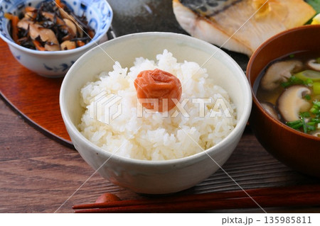 和食のお膳、一汁三菜。ご飯、お味噌汁、おかず、お惣菜、サバの塩焼き、焼き魚、梅干しご飯。 135985811