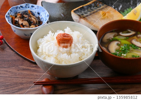 和食のお膳、一汁三菜。ご飯、お味噌汁、おかず、お惣菜、サバの塩焼き、焼き魚、梅干しご飯。 135985812
