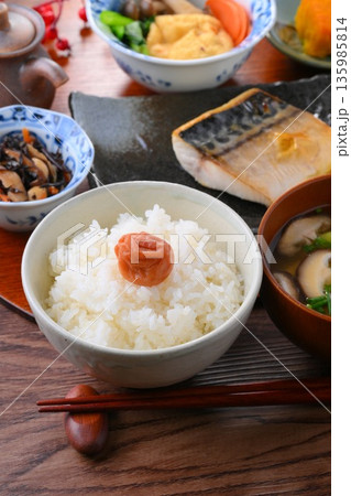 和食のお膳、一汁三菜。ご飯、お味噌汁、おかず、お惣菜、サバの塩焼き、焼き魚、梅干しご飯。 和食のお膳、一汁三菜。ご飯、お味噌汁、おかず、お惣菜、サバの塩焼き、焼き魚、梅干しご飯。 135985814