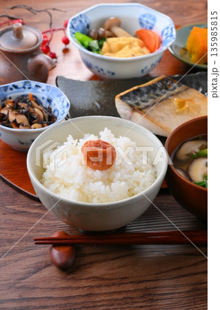 和食のお膳、一汁三菜。ご飯、お味噌汁、おかず、お惣菜、サバの塩焼き、焼き魚、梅干しご飯。 和食のお膳、一汁三菜。ご飯、お味噌汁、おかず、お惣菜、サバの塩焼き、焼き魚、梅干しご飯。 135985815