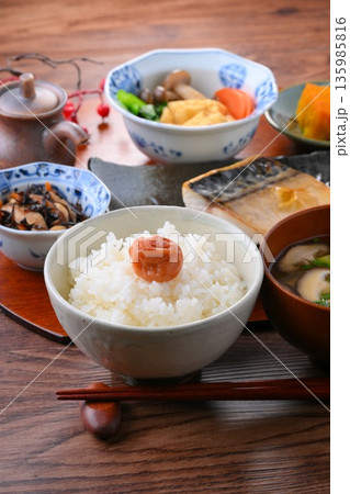 和食のお膳、一汁三菜。ご飯、お味噌汁、おかず、お惣菜、サバの塩焼き、焼き魚、梅干しご飯。 和食のお膳、一汁三菜。ご飯、お味噌汁、おかず、お惣菜、サバの塩焼き、焼き魚、梅干しご飯。 135985816