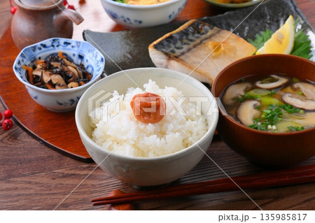 和食のお膳、一汁三菜。ご飯、お味噌汁、おかず、お惣菜、サバの塩焼き、焼き魚、梅干しご飯。 和食のお膳、一汁三菜。ご飯、お味噌汁、おかず、お惣菜、サバの塩焼き、焼き魚、梅干しご飯。 135985817