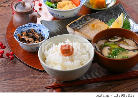 和食のお膳、一汁三菜。ご飯、お味噌汁、おかず、お惣菜、サバの塩焼き、焼き魚、梅干しご飯。 135985818