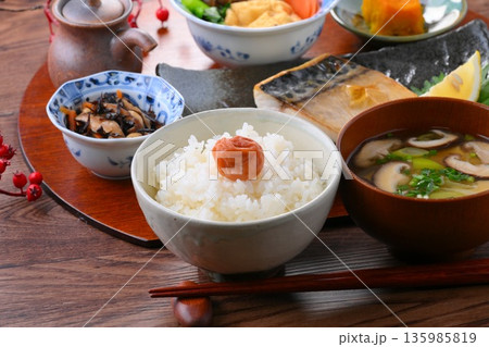 和食のお膳、一汁三菜。ご飯、お味噌汁、おかず、お惣菜、サバの塩焼き、焼き魚、梅干しご飯。 和食のお膳、一汁三菜。ご飯、お味噌汁、おかず、お惣菜、サバの塩焼き、焼き魚、梅干しご飯。 135985819