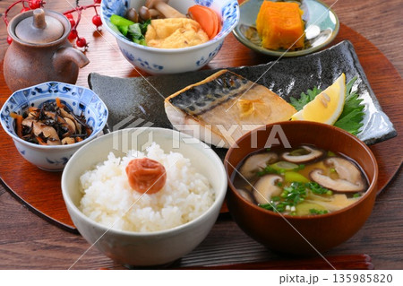 和食のお膳、一汁三菜。ご飯、お味噌汁、おかず、お惣菜、サバの塩焼き、焼き魚、梅干しご飯。 和食のお膳、一汁三菜。ご飯、お味噌汁、おかず、お惣菜、サバの塩焼き、焼き魚、梅干しご飯。 135985820