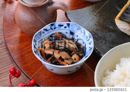 和食のお膳、一汁三菜。ご飯、お味噌汁、おかず、お惣菜、サバの塩焼き、焼き魚、梅干しご飯。 和食のお膳、一汁三菜。ご飯、お味噌汁、おかず、お惣菜、サバの塩焼き、焼き魚、梅干しご飯。 135985821