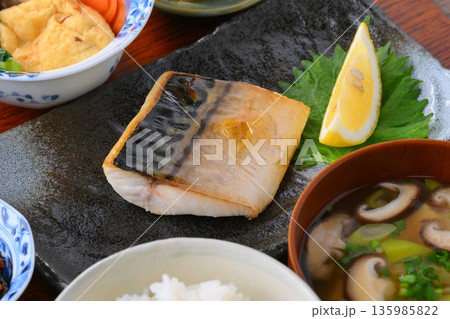 和食のお膳、一汁三菜。ご飯、お味噌汁、おかず、お惣菜、サバの塩焼き、焼き魚、梅干しご飯。 和食のお膳、一汁三菜。ご飯、お味噌汁、おかず、お惣菜、サバの塩焼き、焼き魚、梅干しご飯。 135985822