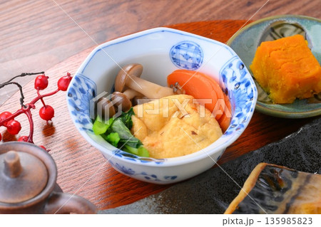 和食のお膳、一汁三菜。ご飯、お味噌汁、おかず、お惣菜、サバの塩焼き、焼き魚、梅干しご飯。 和食のお膳、一汁三菜。ご飯、お味噌汁、おかず、お惣菜、サバの塩焼き、焼き魚、梅干しご飯。 135985823