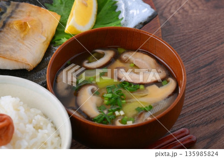 和食のお膳、一汁三菜。ご飯、お味噌汁、おかず、お惣菜、サバの塩焼き、焼き魚、梅干しご飯。 和食のお膳、一汁三菜。ご飯、お味噌汁、おかず、お惣菜、サバの塩焼き、焼き魚、梅干しご飯。 135985824