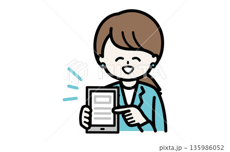 クラウドツールのポイントをタブレットで解説する女性。SaaS導入のメリットを強調するビジネス素材。 135986052