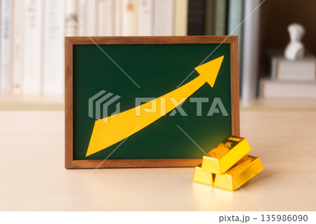 金の価格急騰 135986090