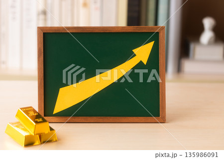 金の価格急騰 135986091