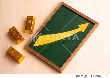 金の価格急騰 135986095