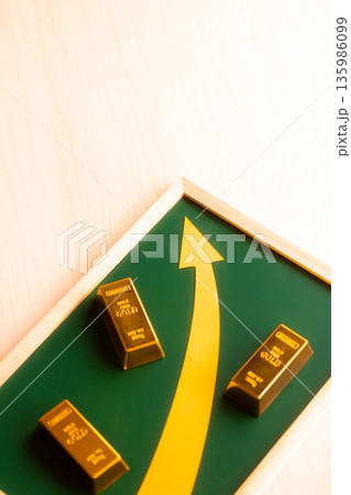 金の価格急騰 135986099