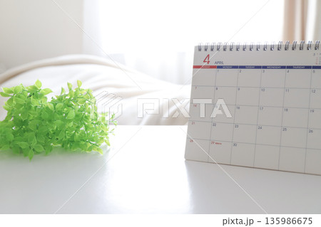 4月の卓上カレンダー 春、新生活イメージ 4月の卓上カレンダー 春、新生活イメージ 135986675