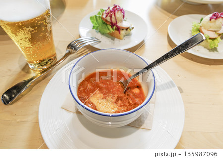 スープとカナッペとビールが並ぶカフェレストランのカジュアルなテーブルセット スープとカナッペとビールが並ぶカフェレストランのカジュアルなテーブルセット 135987096