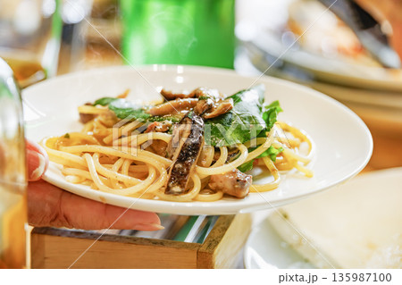 ルッコラとキノコがたっぷり乗った具だくさんのオイルソースパスタ ルッコラとキノコがたっぷり乗った具だくさんのオイルソースパスタ 135987100