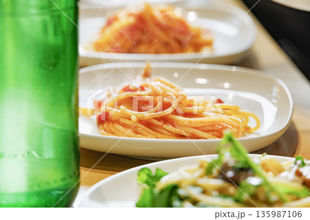 イタリアンレストランのテーブルに並ぶトマトソースとオイルベースの2種類のパスタ イタリアンレストランのテーブルに並ぶトマトソースとオイルベースの2種類のパスタ 135987106