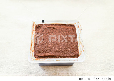 ケーキ生地を豆腐のパックに戻す 135987216