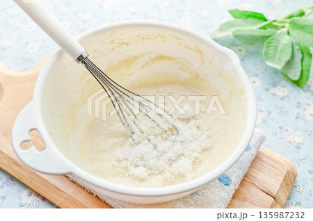 混ぜて滑らかにした豆腐に砂糖を加える 135987232
