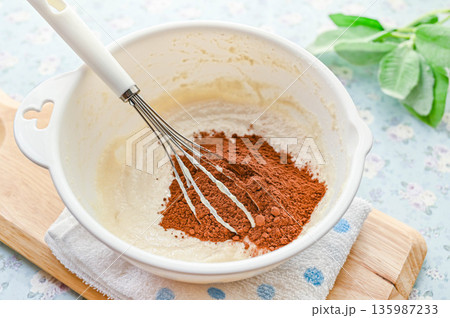 混ぜて滑らかにした豆腐にココアを加える 135987233