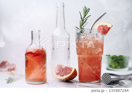 Grapefruit Cocktail with alkohol Grapefruit Cocktail with alkohol 135987284