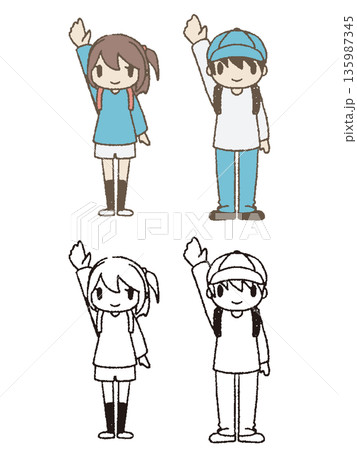 手を挙げる小学生 135987345