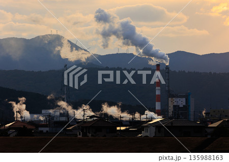 薩摩川内市の工場と街並みの夕暮れ 135988163