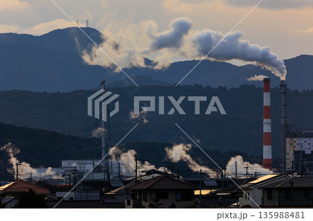 薩摩川内市の工場と街並みの夕暮れ 135988481