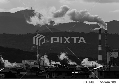 薩摩川内市の工場と街並みの夕暮れ　モノクローム 135988706