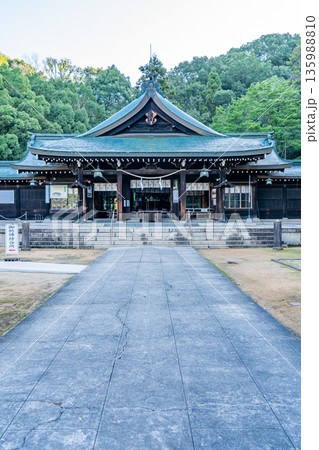 岡山縣護國神社 拝殿(旧名称:操山神社)明治維新以降に英霊を祀る神社(操山の緑に囲まれた静かな場所) 岡山縣護國神社 拝殿(旧名称:操山神社)明治維新以降に英霊を祀る神社(操山の緑に囲まれた静かな場所) 135988810