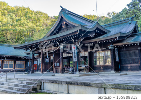 岡山縣護國神社 拝殿(旧名称:操山神社)明治維新以降に英霊を祀る神社(操山の緑に囲まれた静かな場所) 岡山縣護國神社 拝殿(旧名称:操山神社)明治維新以降に英霊を祀る神社(操山の緑に囲まれた静かな場所) 135988815