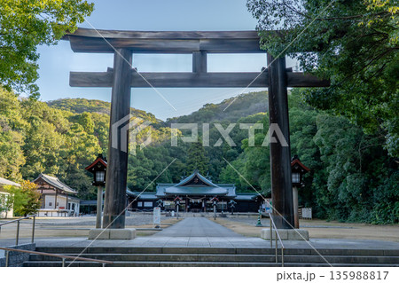 岡山縣護國神社 鳥居(旧名称:操山神社)明治維新以降に英霊を祀る神社(操山の緑に囲まれた静かな場所) 岡山縣護國神社 鳥居(旧名称:操山神社)明治維新以降に英霊を祀る神社(操山の緑に囲まれた静かな場所) 135988817
