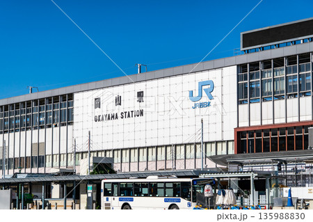岡山市北区駅元町　JR西日本　岡山駅　東口からの景色（中四国最大のターミナル駅）山陽本線など八方面 135988830