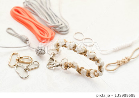 手作りの肉球ストラップ作り 135989689