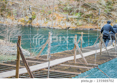 川根本町の寸又峡の夢のつり橋の風景(静岡県) 135989702