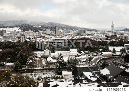 雪の彦根市街 135989988