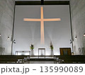 結婚式場に浮かび上がる光の十字架 135990089