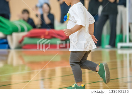【保育園の運動会 障害物競走】 【保育園の運動会 障害物競走】 135993126