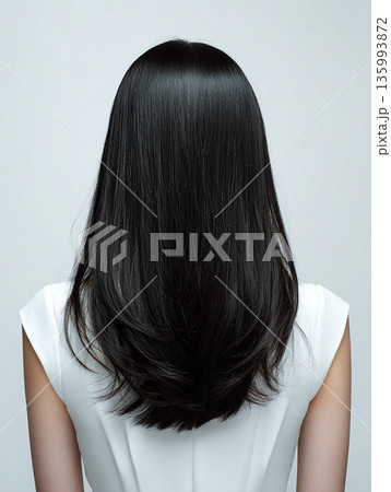 自然なストレートヘアの若い女性 135993872